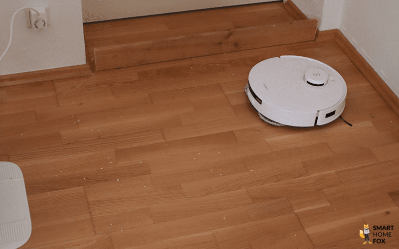 В ходе теста ECOVACS DEEBOT T30 PRO OMNI пропылесосил овсяные хлопья на ламинате.